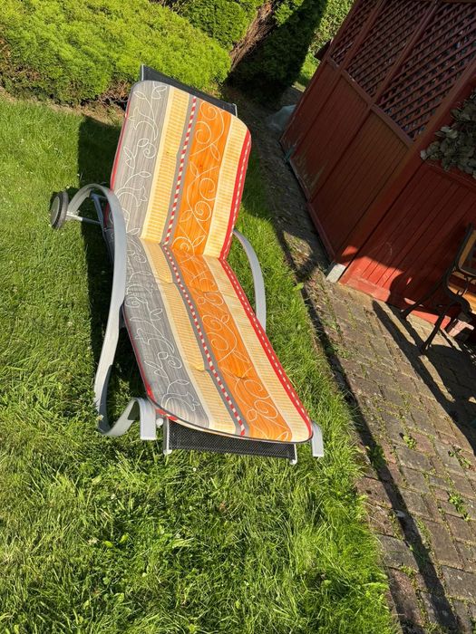 Leżak ogrodowy idealny na relaks.