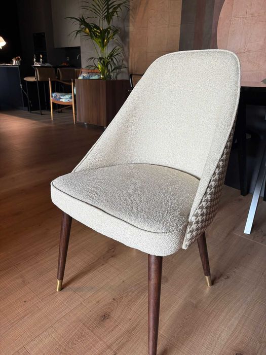 Cadeira em tecido bege