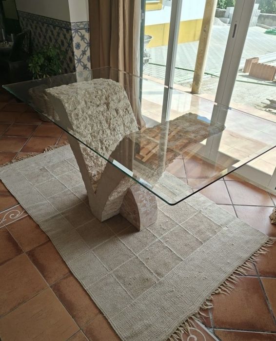 Mesa de vidro e pedra