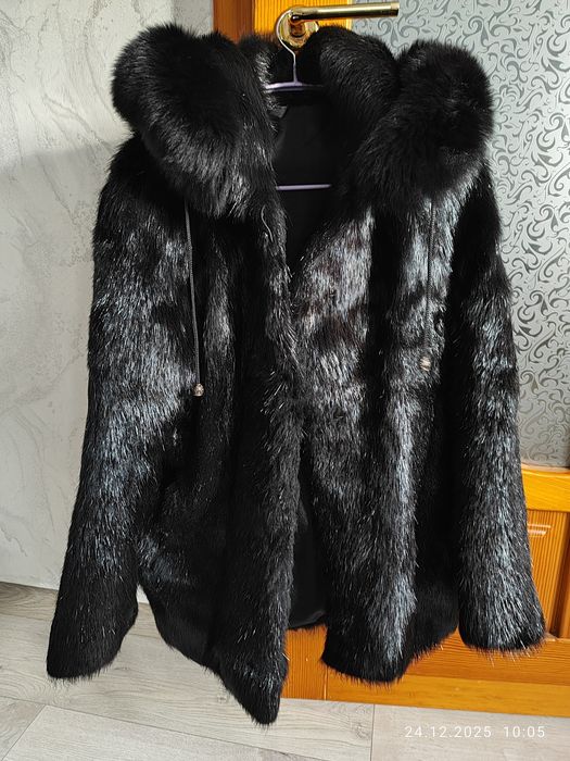 Шуба фабрична,шита на замовлення нутрія 46розміррія,з песцем