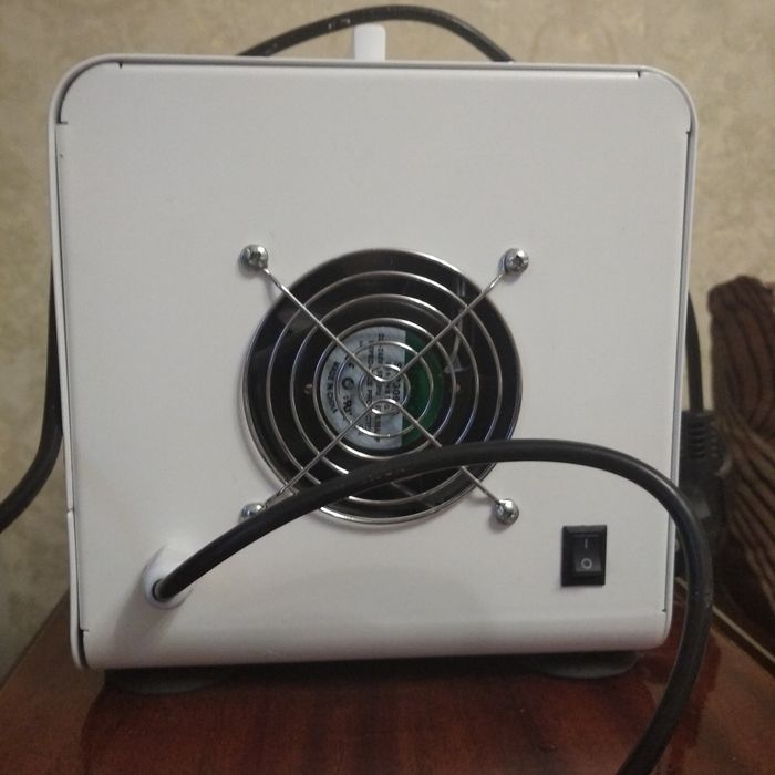 Косметологічний апарат для барофорезу обличчя та тіла.