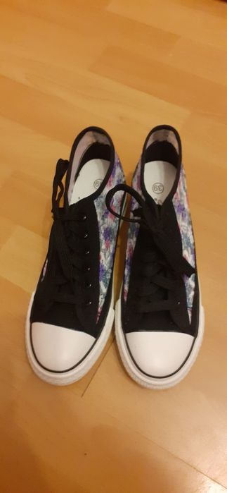 Trampki w koronkę, czarne w kwiatki