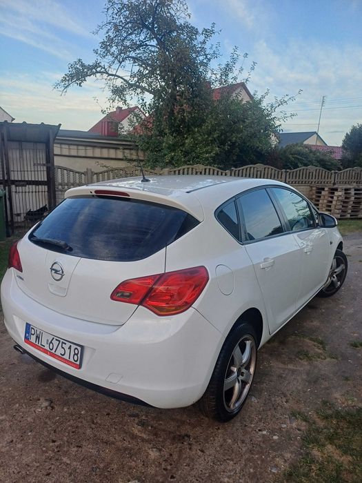 Opel Astra J 2011r.