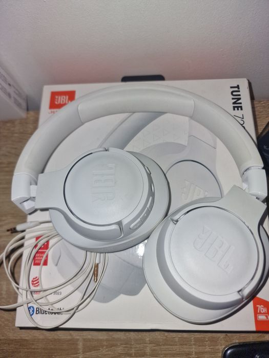 Jbl tune 720bt com pouco mais de 20 horas de uso