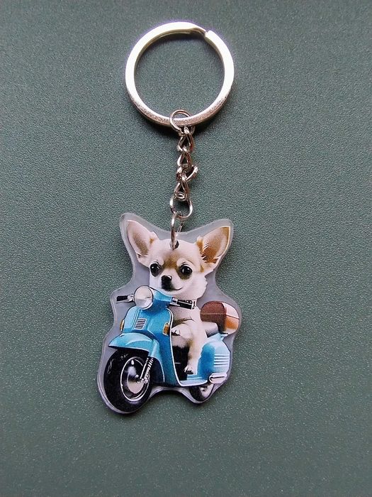 Brelok breloczek piesek na motorze