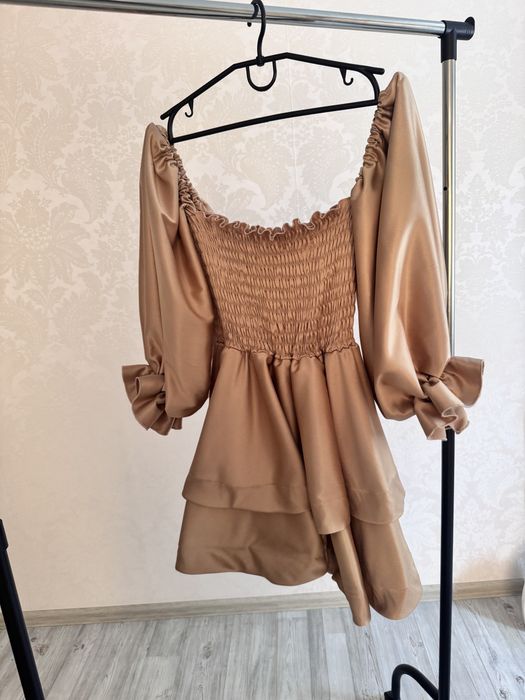 Атласна сукня кремового кольору M-L, ідеальний стан