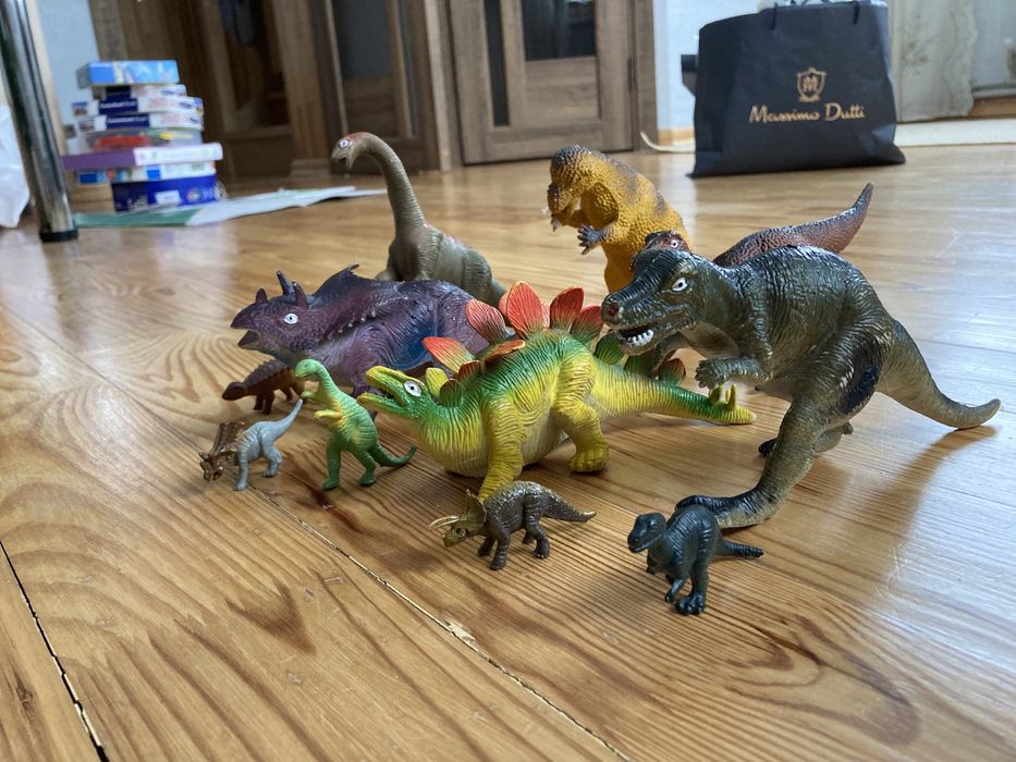 Фигурки динозавров