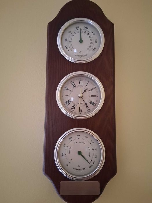 Barómetro,  termómetro e relógio