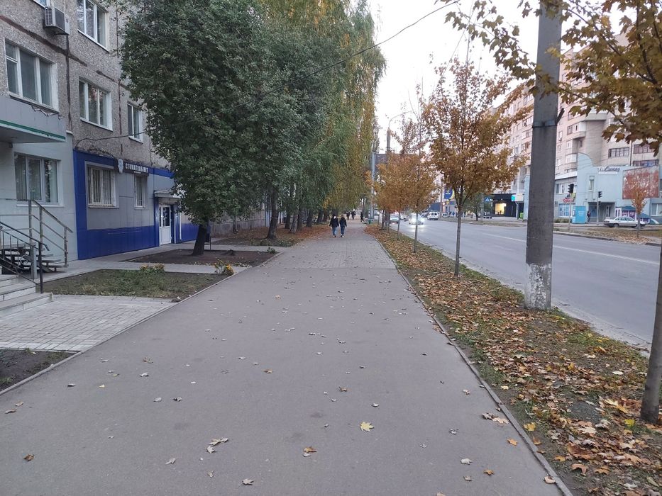 Продам приміщення на першій лініїї на Металургів під салон, магазин і