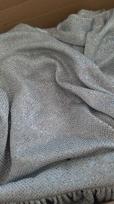 Loola EVITA srebrna - Brokatowa suknia z wyciętym dekoltem
ROZMIAR: M