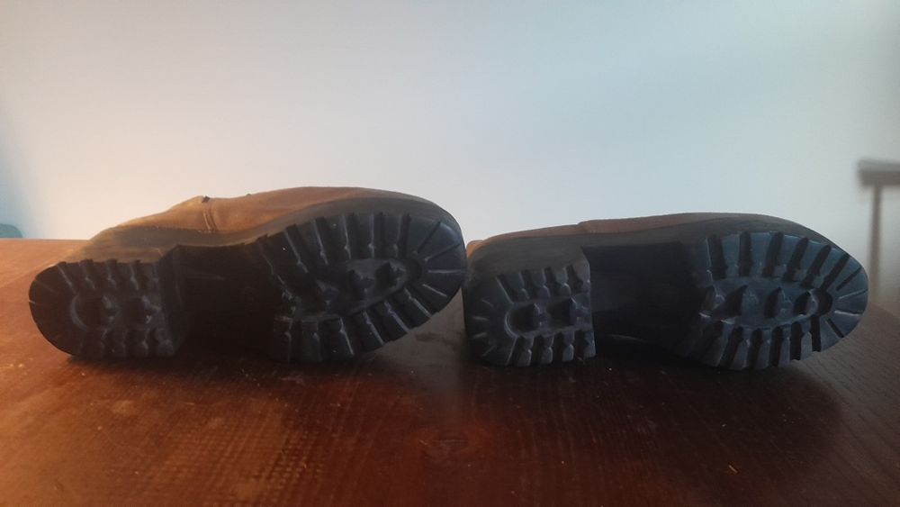 Botas camurça cinzento acastanhadas sola alta de borracha