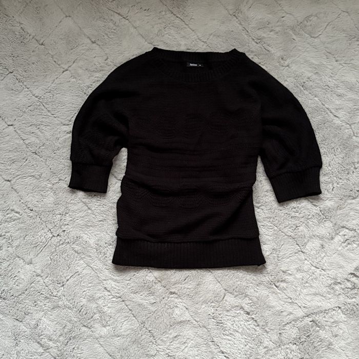 Czarny sweter akrylowy