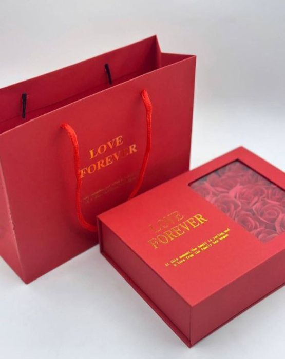 Еегантна червона подарункова коробка з витонченим дизайном у в