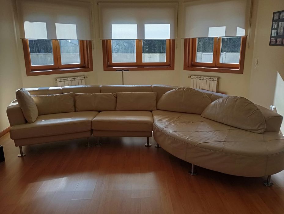 Sofá de couro beje