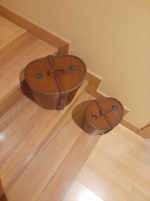 Caixas duas vintage de chapéus antigos pele.