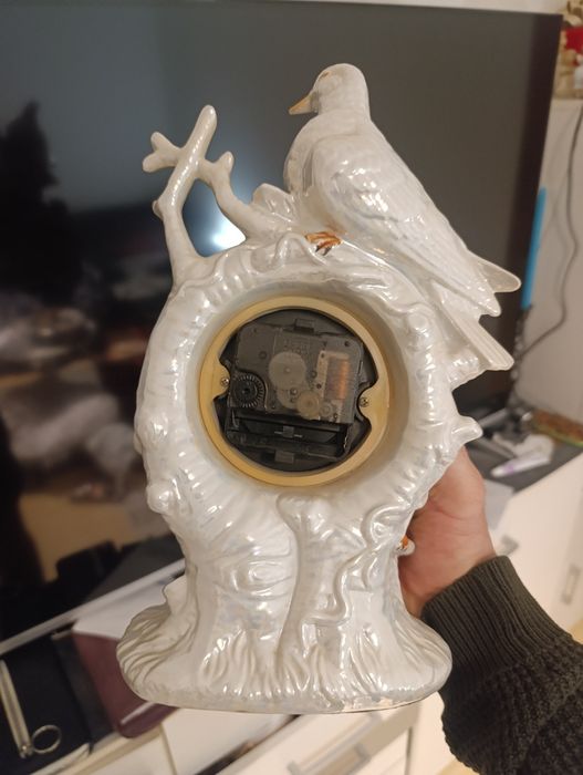 Фарфоровые голуби,часы.