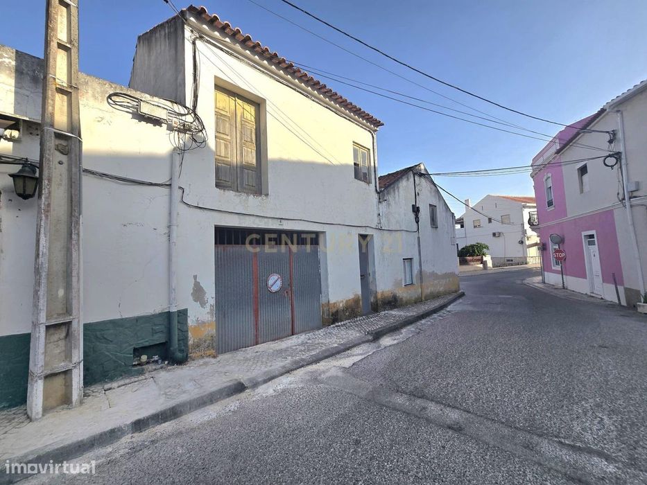 Moradia ideal para restaurar no centro da vila de Valado de Frades a 5