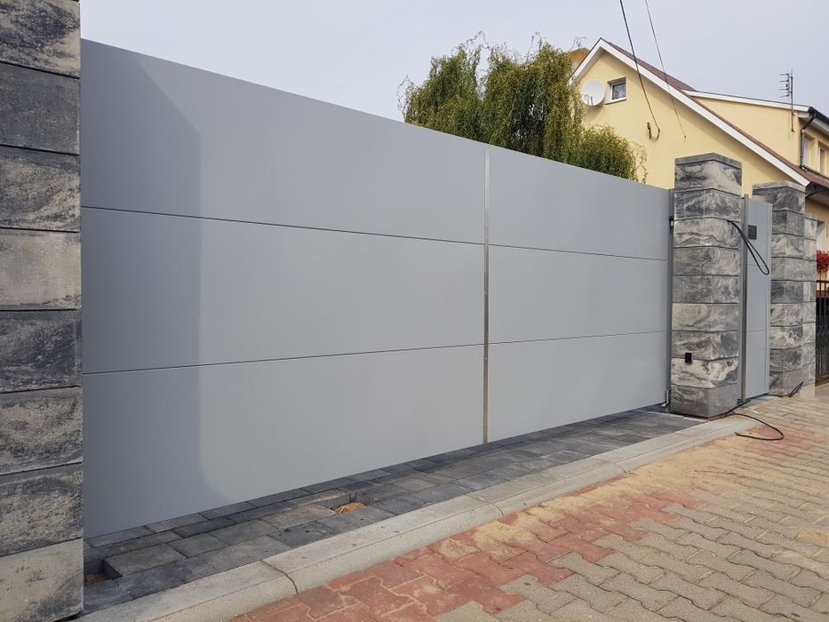 Nowoczesna brama przesuwna z aluminium .