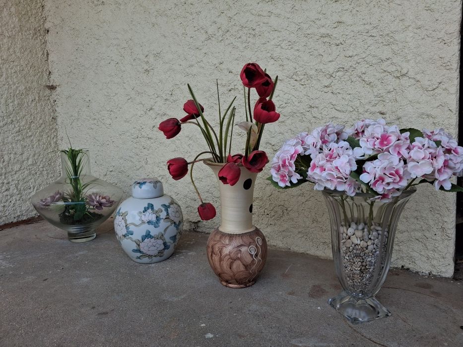 Conjunto de louças antigas, decorações e prateleira de canto