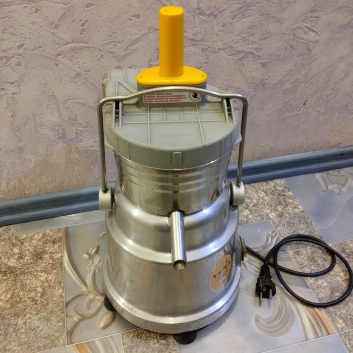 Соковыжималка профессиональная, сокодавка   Vema CE 2047 (Италия)