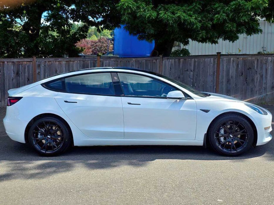 Tesla Model 3 Long Range      2021