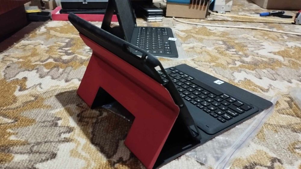 Блютуз клавиатура 4шт + 6шт чехлов, новые.