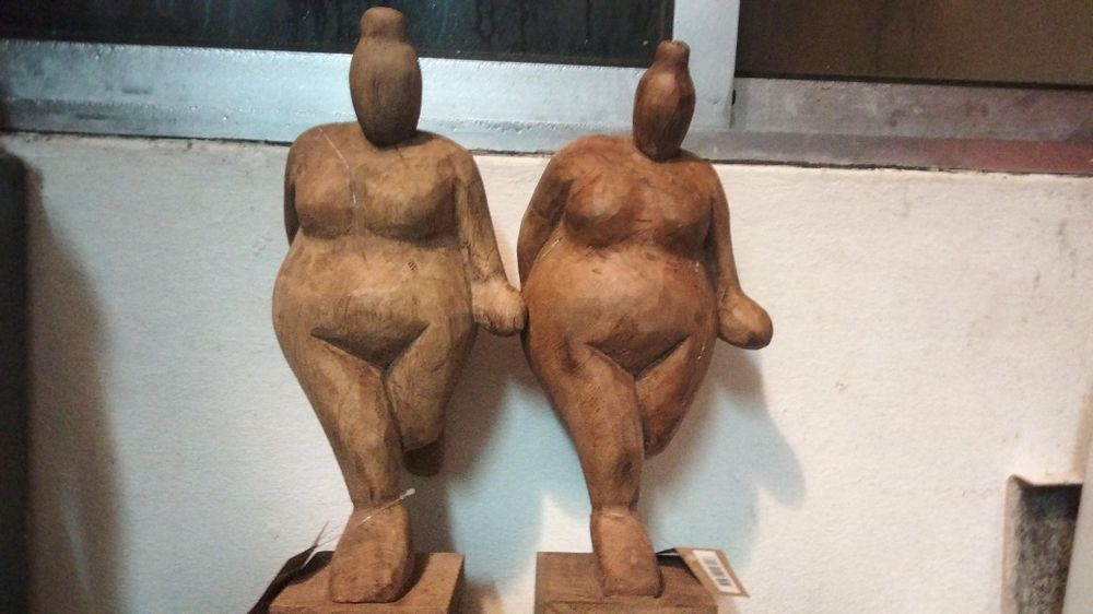 Duas mulheres em madeira maciça