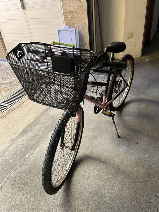 Bicicleta com marcha e cesta
