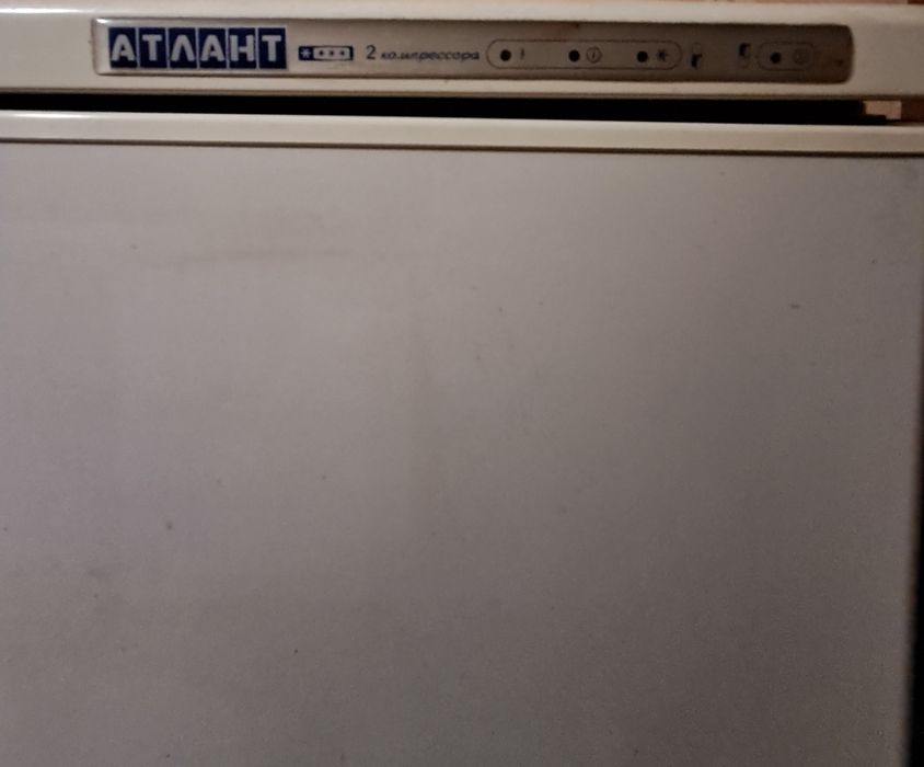 Продам 2 камерный холодильник Атлант .