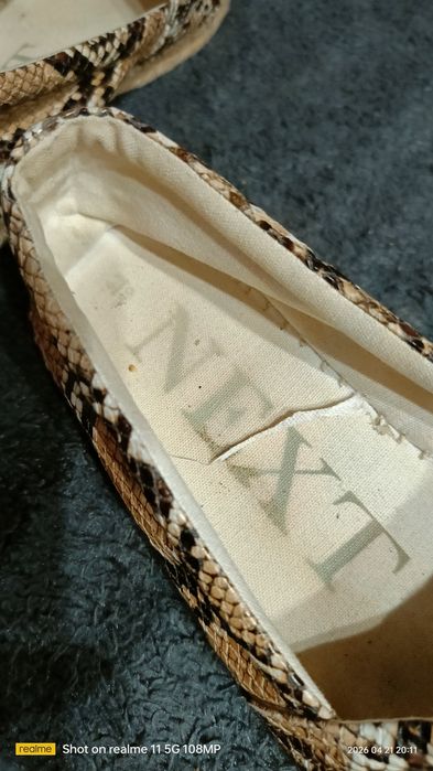 Damskie półbuty z motywem węża.