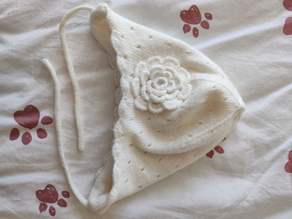 Gorro em malha com flor e forro polar