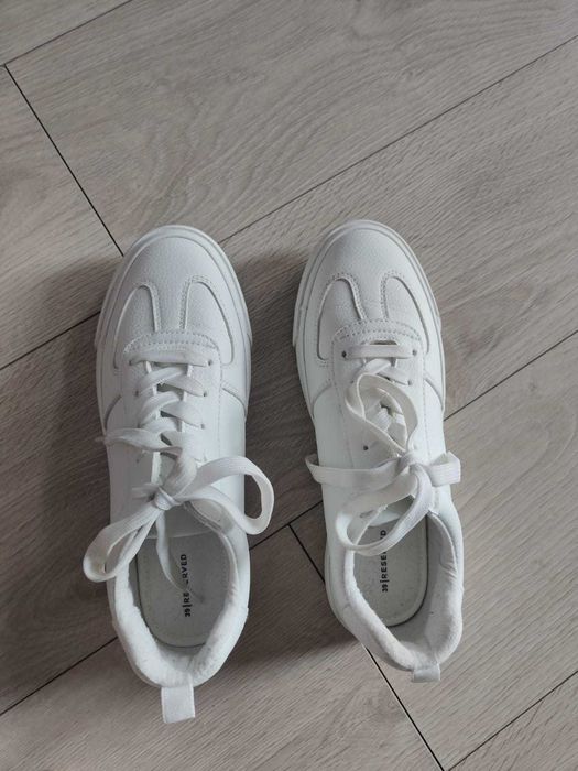 Buty sneakersy biale Reserved jak nowe 39