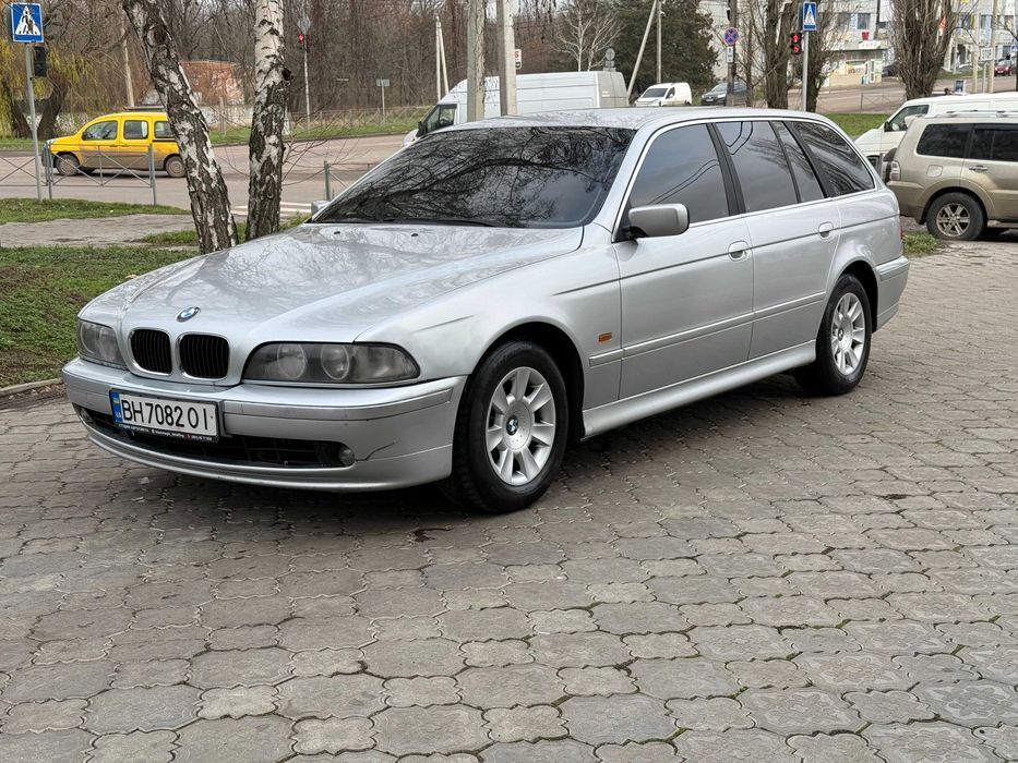 Продам BMW E39 М57 2.5TDI типтронiк 2001 года, рестайлiнг,клiмат, в хорошому стані, по мотору, коробці, турбіні питань ніяких, турбіна дує дуже добре, коробка перемикає плавно, як на холодну так і на гарячу, по ходовій так само все добре, по електриці все працює, пічка гріє, кондиціонер холодить, масло в моторі поміняно, фільтра та масла, автомобіль їздить щодня, витрата близько 7 літрів по місту, реальному покупцеві торг у капота,по документам порядок.