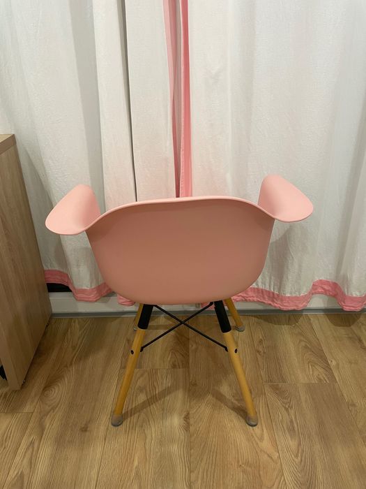 Cadeira rosa infantil/juvenil estilo Eames – ótimo estado