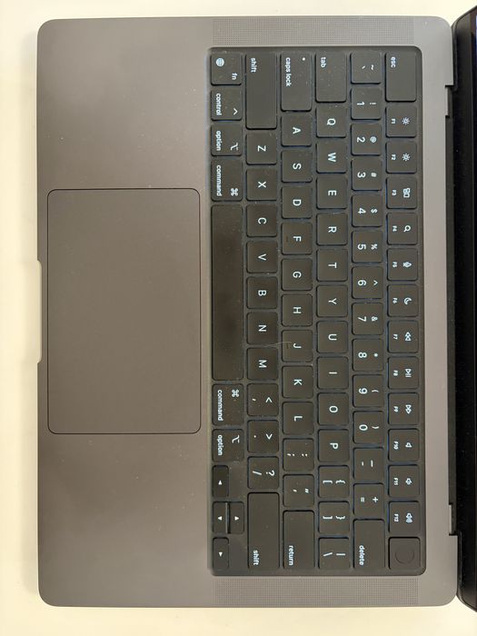 Apple Macbook Pro (M3 Pro) 14’’, 18GB Ram, 1T SSD, com Apple Car plus valido até Dezembro de 2026.