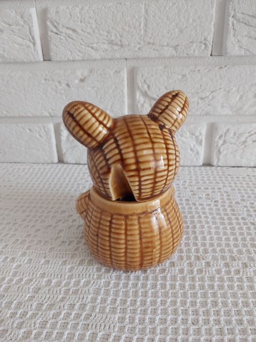 Ceramiczny pojemnik na miód.