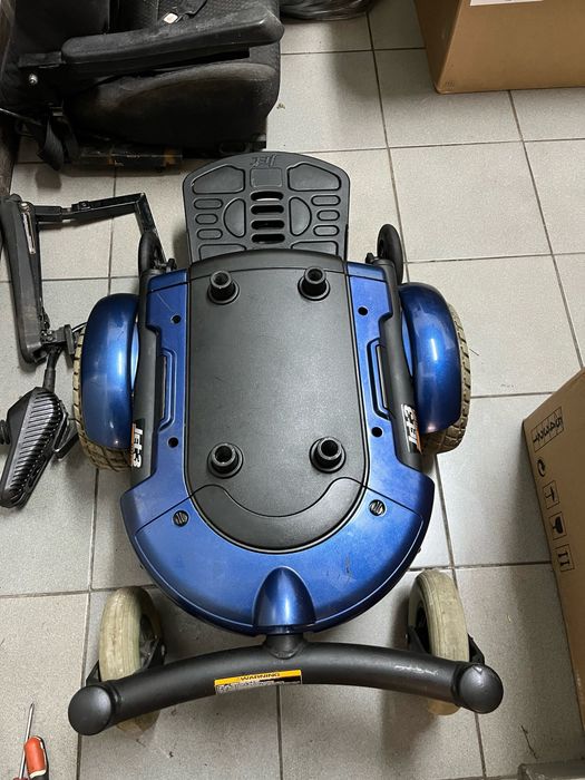 Wózek inwalidzki lub dla seniora akumulatorowy