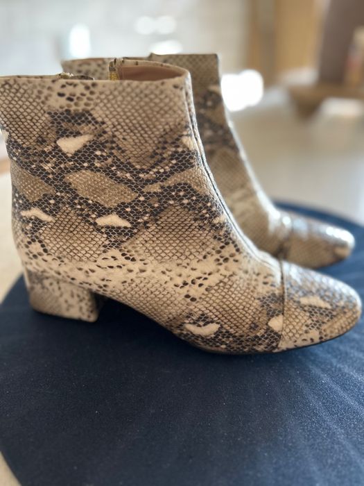 Botins usados com estampa serpente