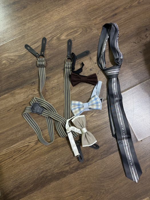 Підтяжки, метелики, галстук все разом