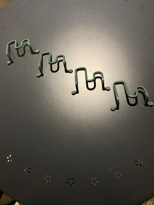 Conjunto de 4 ganchos de parede na cor verde acinzentado escuro, em ferro.