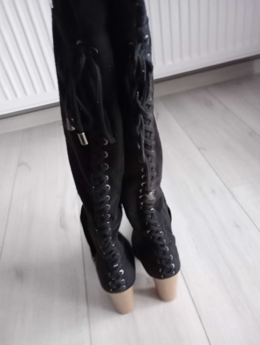 Damskie zamszowe kozaki sznurowane