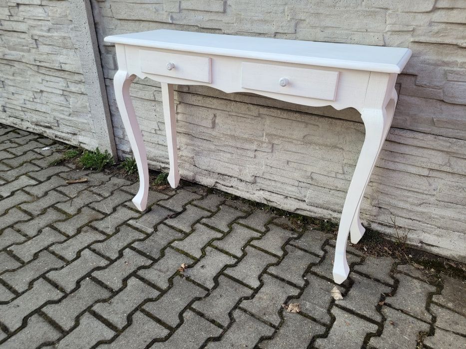 Elegancki  stolik-konsolka.