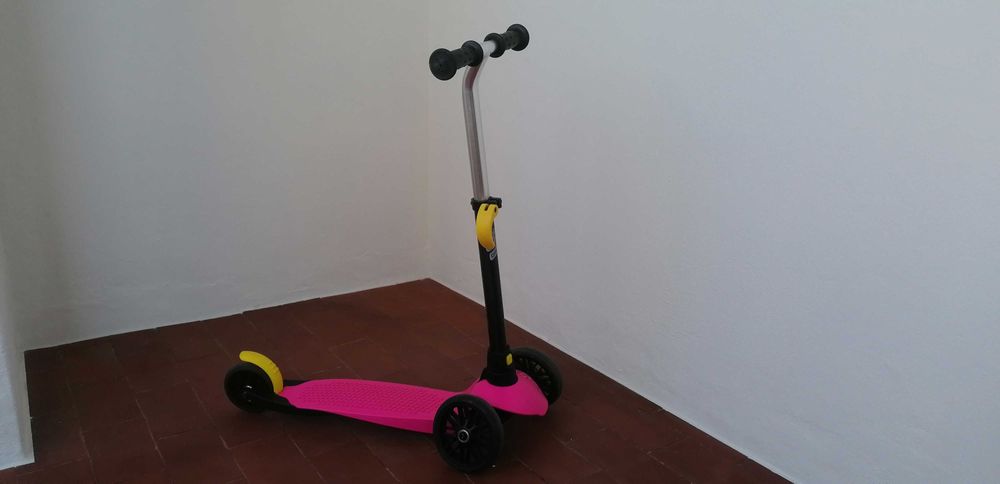 Trotinete de criança Cor de Rosa da Decathlon. Em ótimo estado