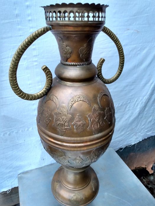 Miedziany wazon dzban na wodę