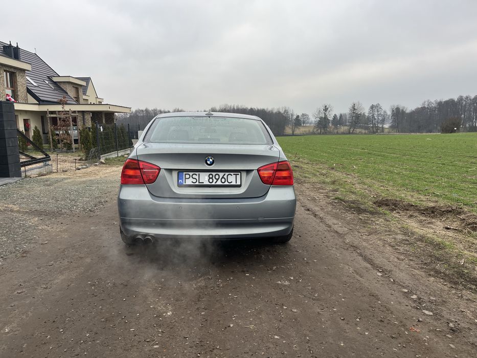 BMW e90 325i automat, skory, navi, pdc 218km