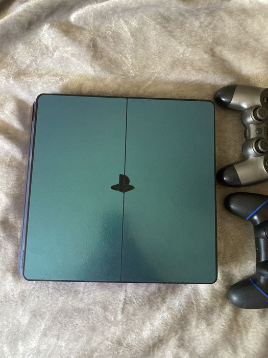 Vendo ps4 com 2 comandos