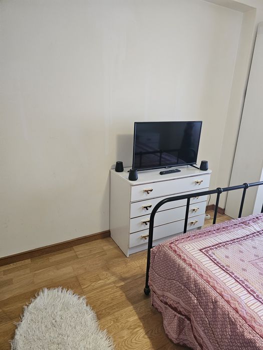 Alugo suite com muita luz natural e casa de banho grande.