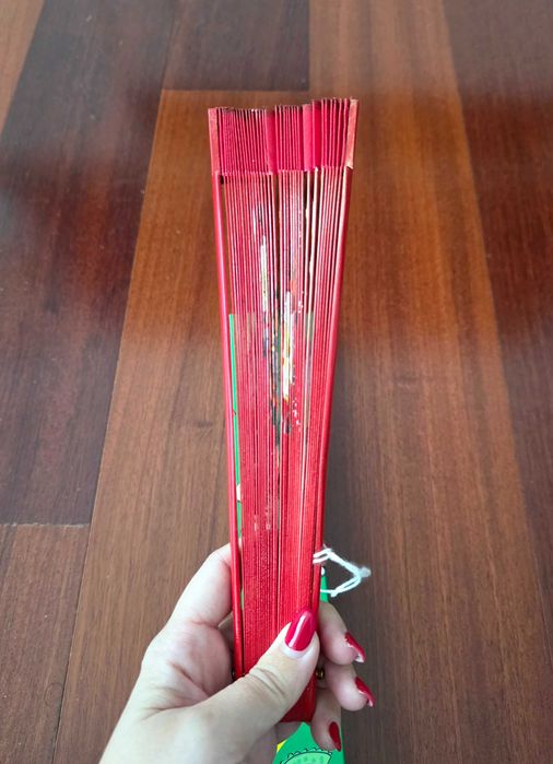 Leque vermelho com padrão floral