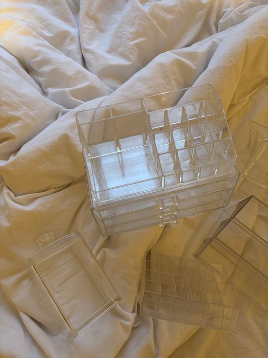 zestaw 6 plastikowych organizerow do toaletki