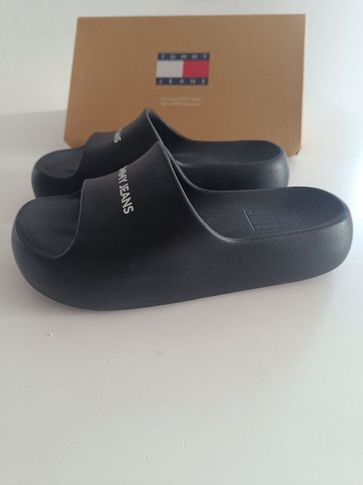 Klapki damskie Tommy Hilfiger na platformie czarne